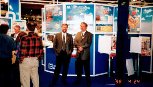 Olavi Suominen ja Markku Mäenpää FinnBuild 1998 -messuilla