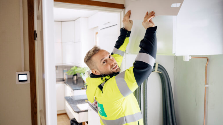 Kangasalan putkilämmön Saarikko asentaa Vallox 125 MV:n kohteeseen Tampereella