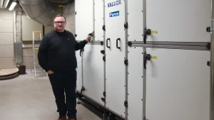 Vallox Pureo SR -ilmankäsittelykone ja tuotantopäällikkö Mikko Mäki