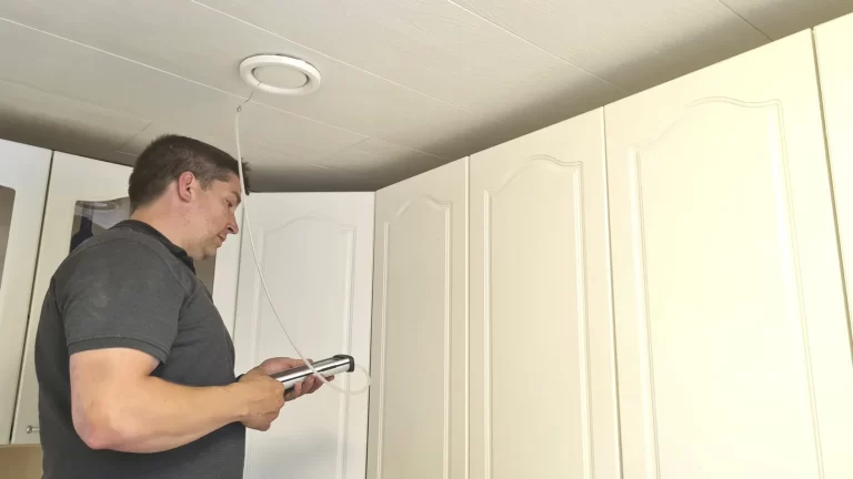 Ilmanvaihtojärjestelmä on säädettävä aina käyttöönoton yhteydessä sekä silloin kun asuntoon tulee rakenteellisia muutoksia tai uutta talotekniikkaa. Ilmanvaihdon säätöön tarvitaan ammattilainen kalustoineen, eikä sitä voi tehdä itse.