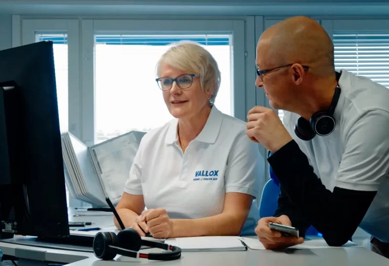 tekninen tuki tutkimassa asiakkaan viestiä.