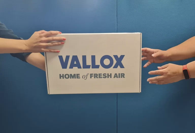 Asiakaspalautuksien osalta ota aina ensin yhteys myyjään. Löydät myyjän nimen lähetteestä kohdasta käsittelijä. Myyjän kanssa sovit miten tavara palautetaan.