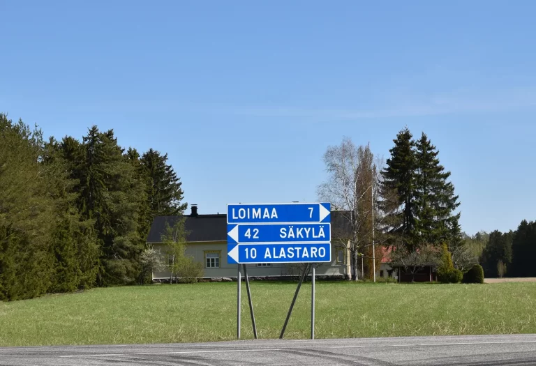Liikennekyltti, jossa on Loimaa, Säkylä ja Alastaro