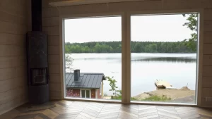 Raikkaan ilman mökki, suuret ikkunat avautuvat järvenselälle ja raikkaan sisäilman voi aistia sisälläkin.