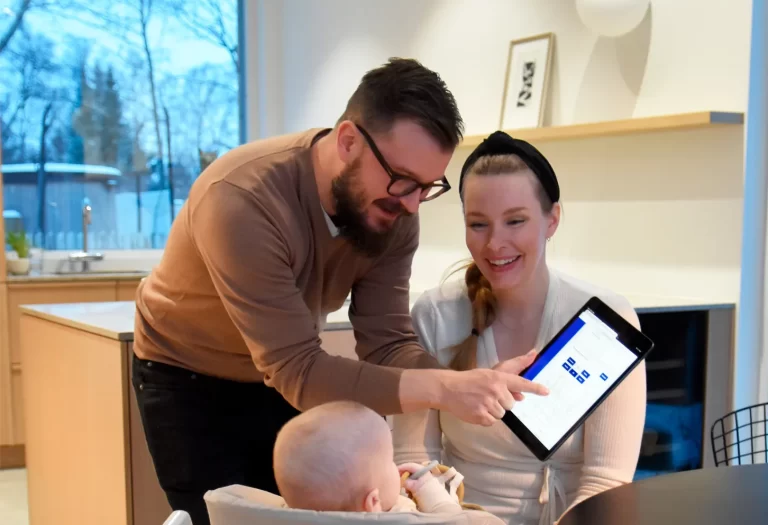 mies ja nainen vauvan kanssa